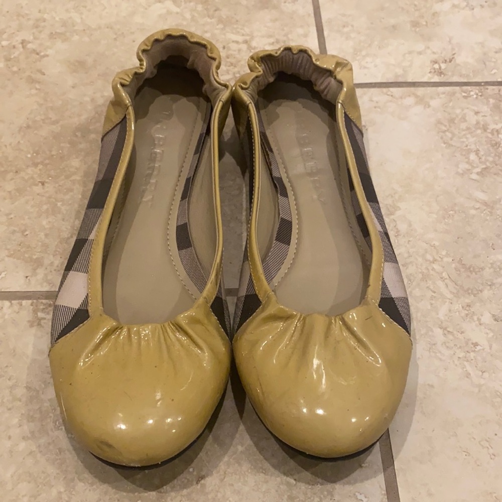 EUC Burberry Flats Size 38